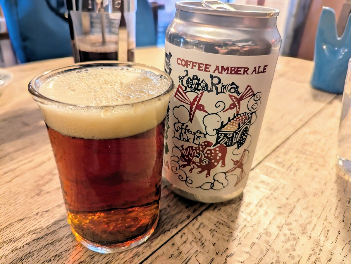 アンバーエール「Pura Vida!（プラヴィダ）」880円。COFFEA EXLIBRIS kettleで提供されるコーヒーアンバーエール