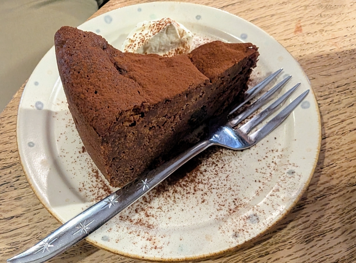 COFFEA EXLIBRIS kettleのチョコレートケーキ。しっとり濃厚なガトーショコラに生クリームを添えた一皿