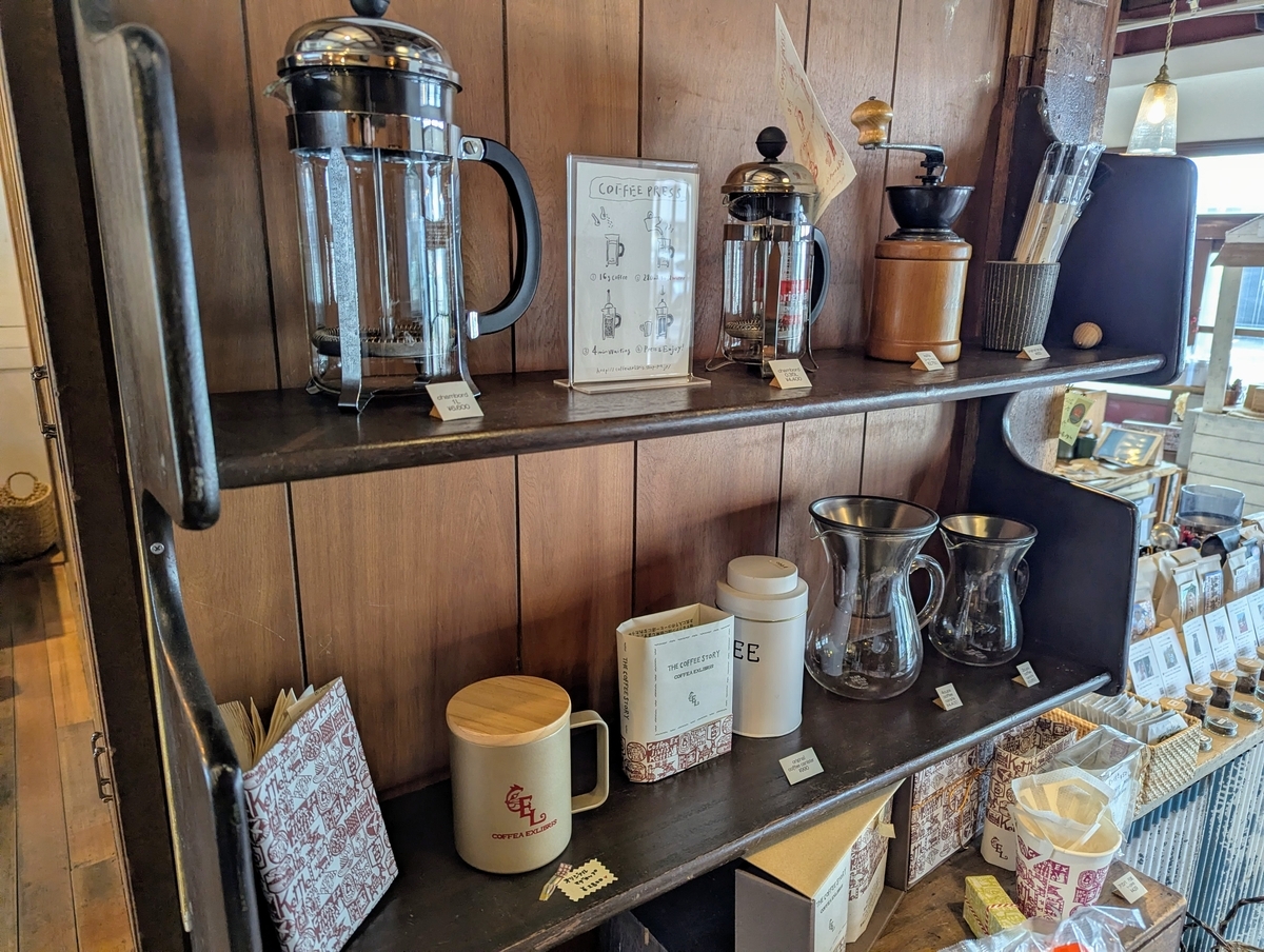 フレンチプレスやドリッパーなどのコーヒー器具が並ぶCOFFEA EXLIBRIS kettleの販売棚