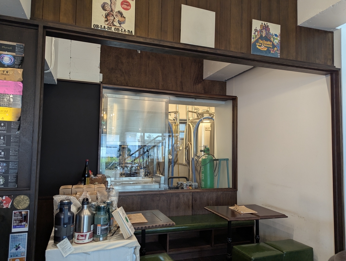TEGAMISHA BREWERY 醸造設備｜店内から見える仕込みタンク（ブリュワリー併設）
