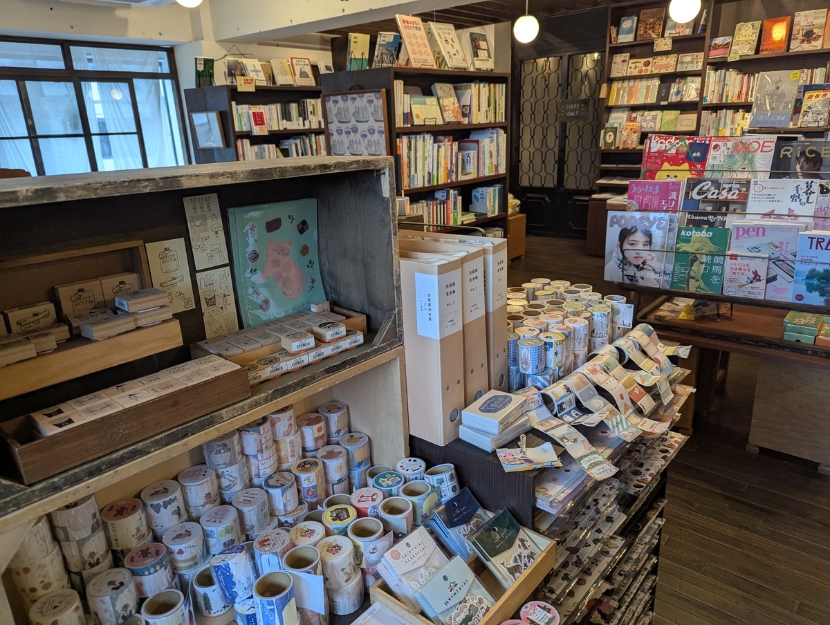 TEGAMISHA BREWERY 2階｜本と雑貨のフロア（文房具・紙もの・食の本）