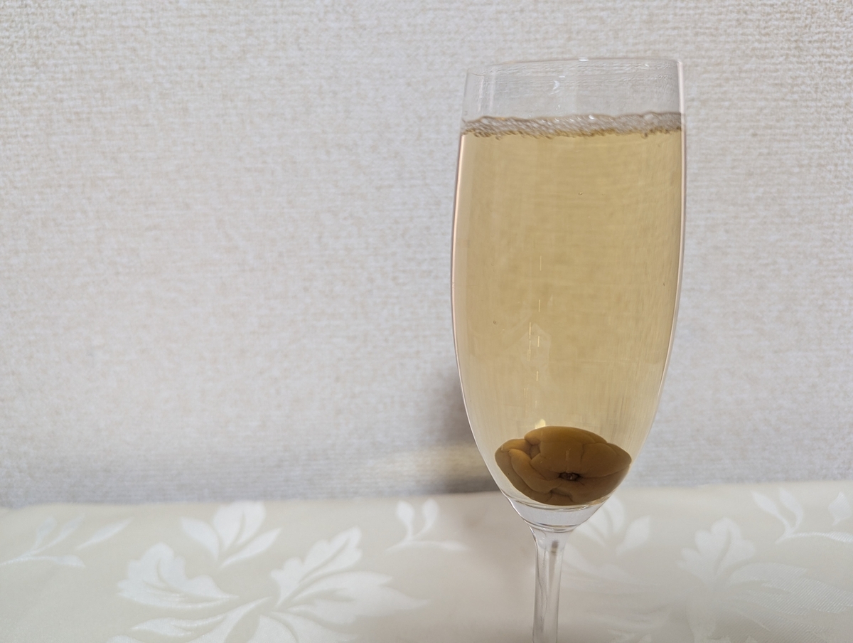The CHOYA 至極の梅の炭酸割り。シャンパングラスの中で梅の実と炭酸の泡が美しい