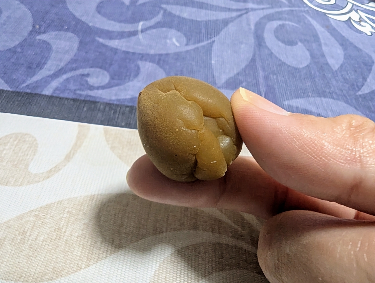 The CHOYA 至極の梅から取り出した紀州産南高梅の果肉。指で持つとやわらかさが伝わるサイズ感