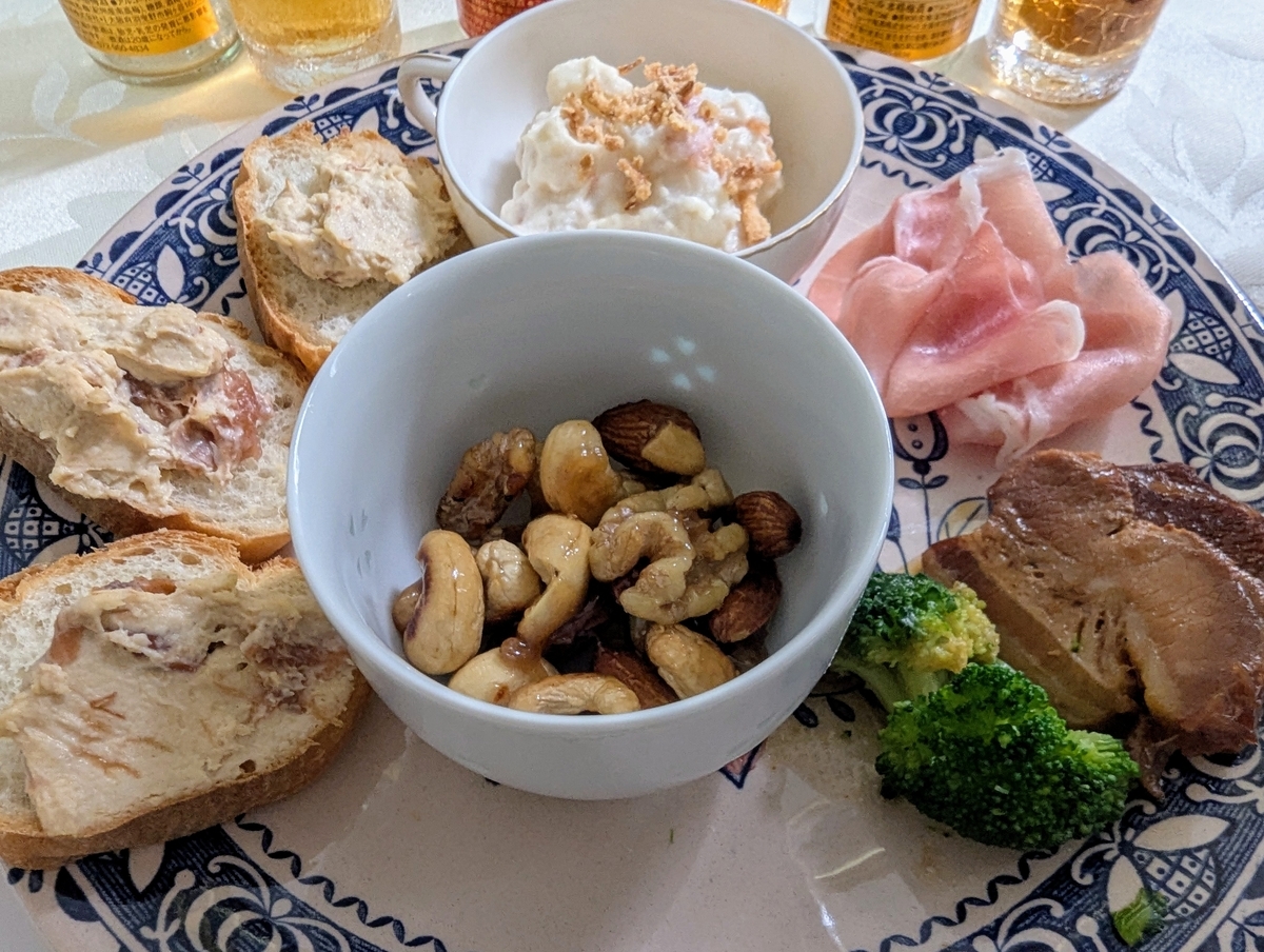 The CHOYA FLIGHT 利き梅酒と合わせたおつまみプレート。梅味噌クリームチーズのバゲット、ポテトサラダ、ハチミツナッツ、角煮、シャルキュトリーを盛り合わせ