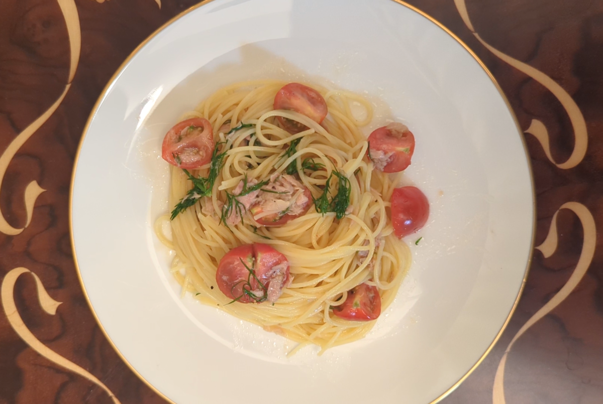 金縁の白い深皿に盛られた、ツナとさわとまとの冷製パスタ。細いスパゲッティーニにツナをほぐして、半割りのさわとまととディルが彩りよく散らされている