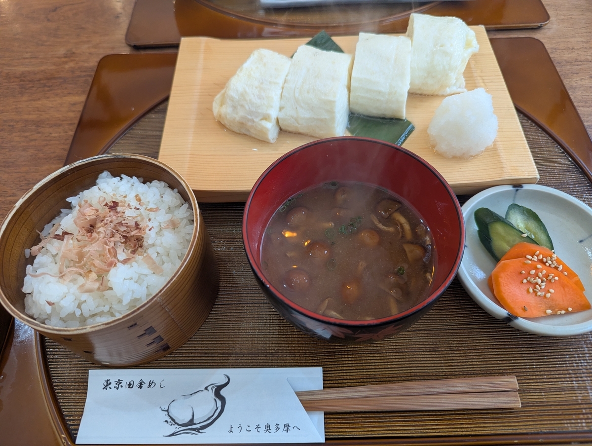 奥多摩・卵道（ランウェイ）の白だしまき定食。ホワイト卵を使った白い出汁巻き卵に、わっぱご飯、なめこ汁、漬物が添えられた多摩の地産地消を体現する一膳
