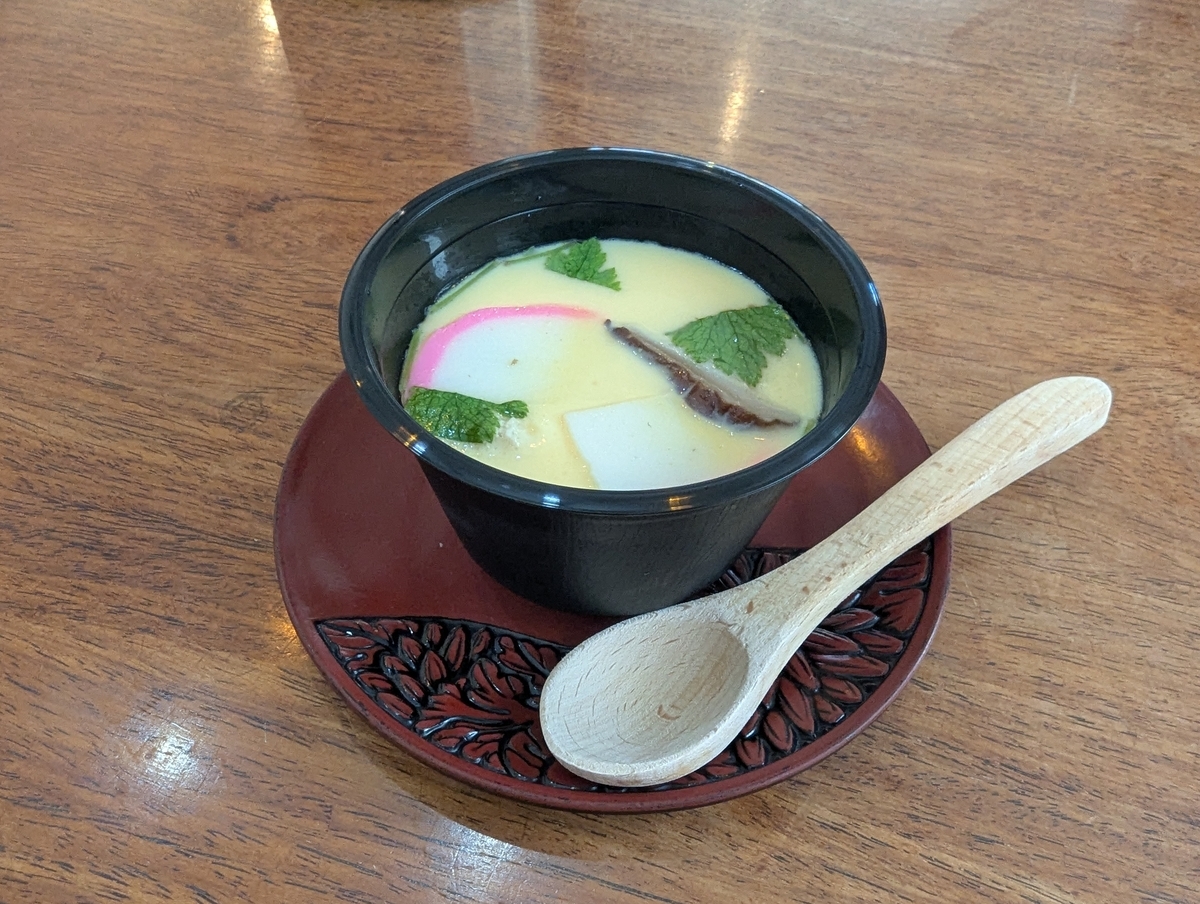 卵道（ランウェイ）の東京茶碗蒸し。東京烏骨鶏と東京軍鶏を使用した、かまぼこと椎茸と三つ葉が彩る黒椀仕立ての一品