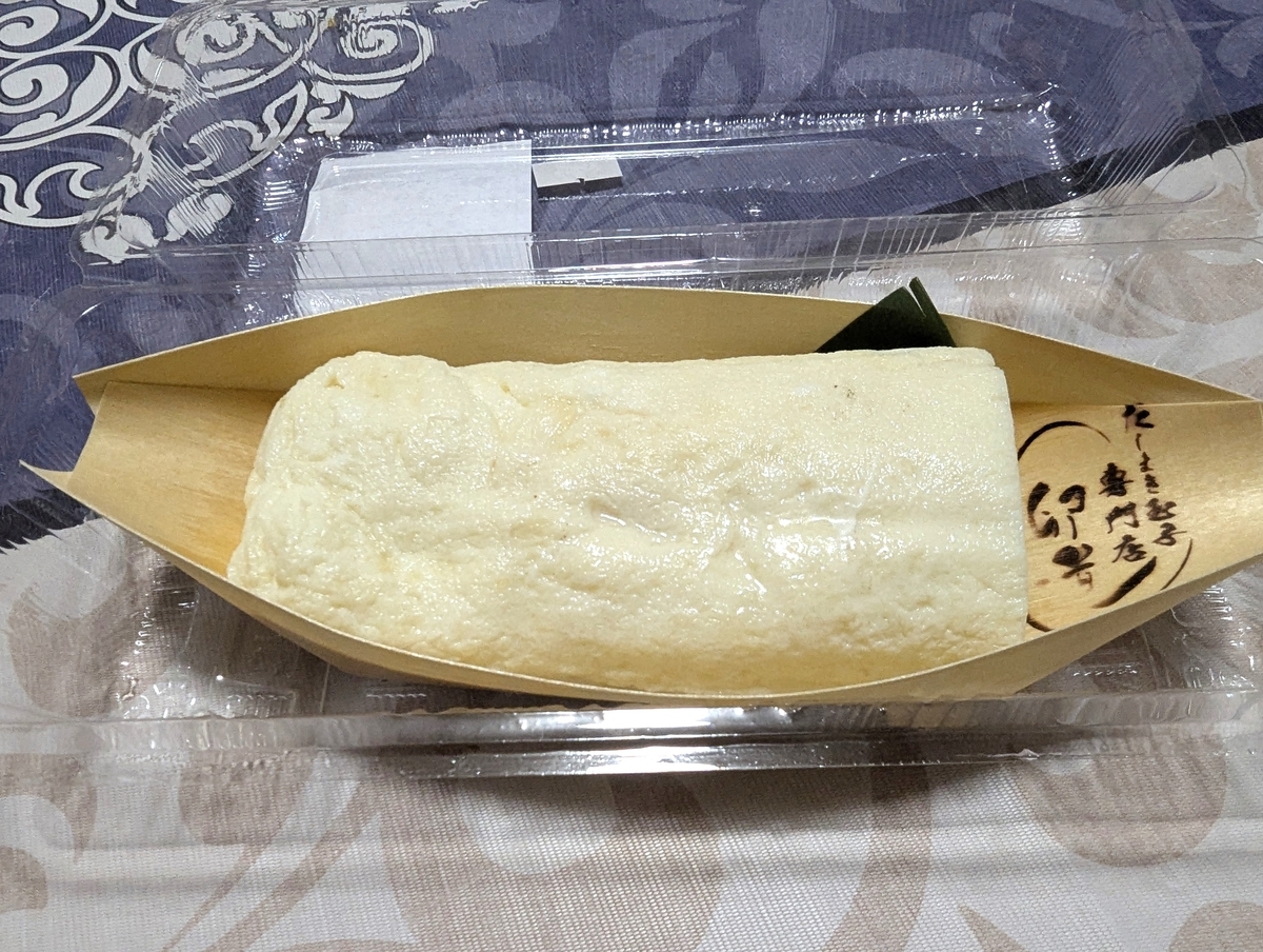 卵道 エキュート立川店で購入した白だしまき玉子。木製の舟皿に卵道のロゴ焼印が入り、笹の葉が添えられた持ち帰り包装