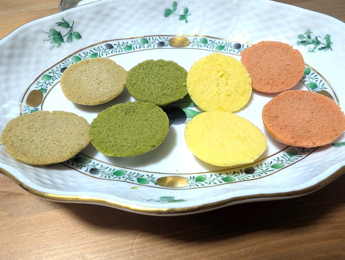 宮崎キャビア1983 ブリニセットの4色ブリニ。ほうじ茶・ほうれん草・日向夏・玉ねぎの4種類の味わい。挟むためのブリニ2枚ずつ・計8枚をプレートに盛り付け