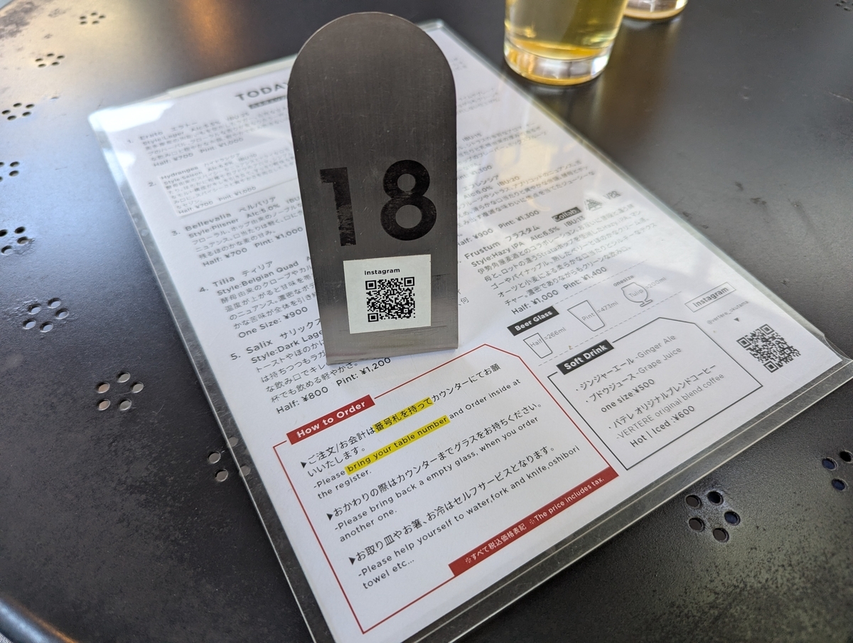 VERTEREの席にある番号札「18」と紙メニュー