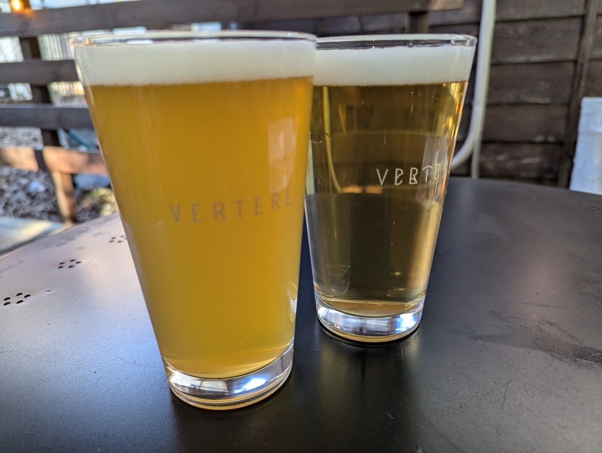 VERTEREのパシフローラ（左・濁った黄色）とベルバリア（右・クリアな黄金色）のパイントグラス2杯