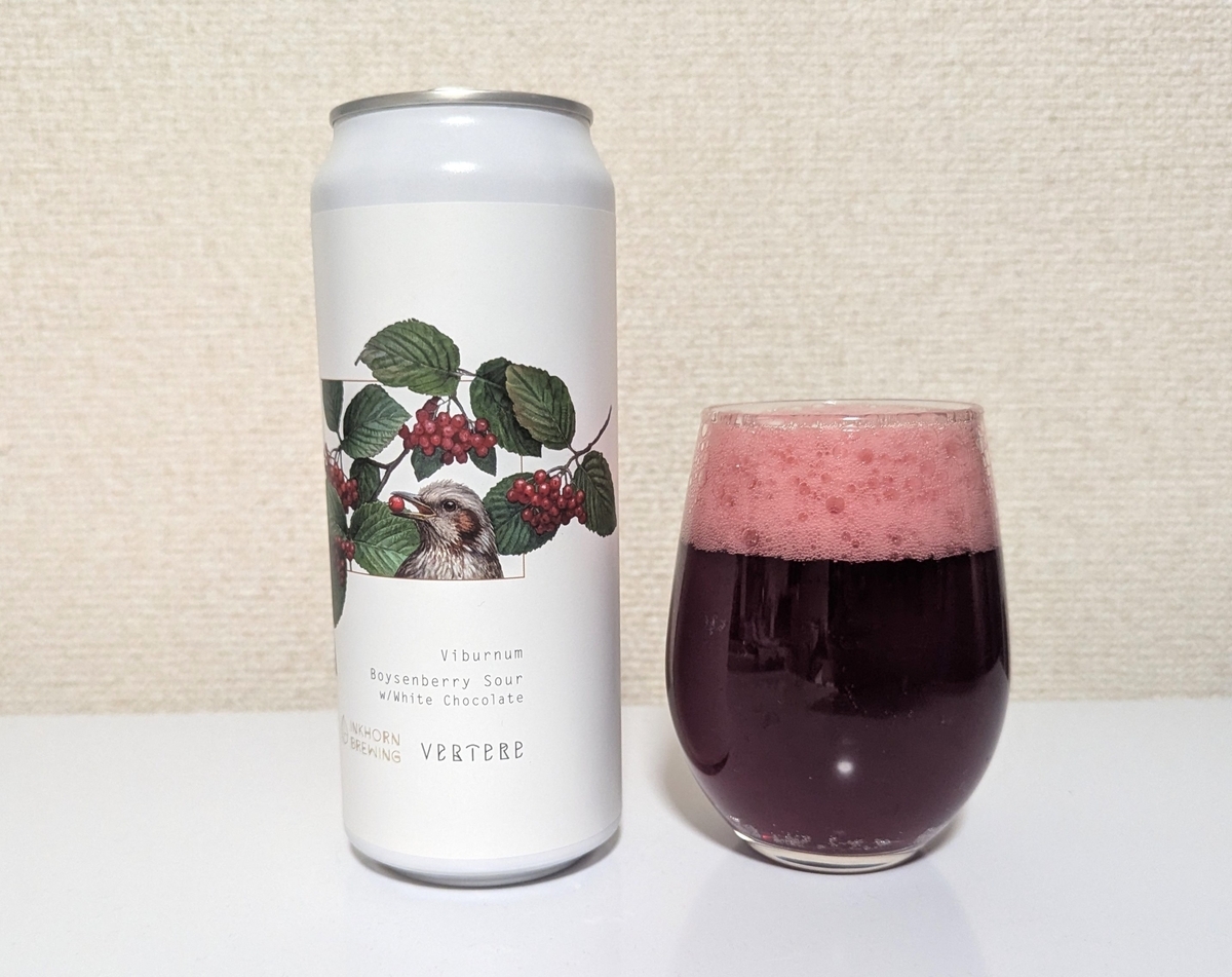 Viburnum（INKHORN BREWING × VERTEREコラボ）の缶と、注いだ深紫色の液体にピンクの泡が立ったグラス