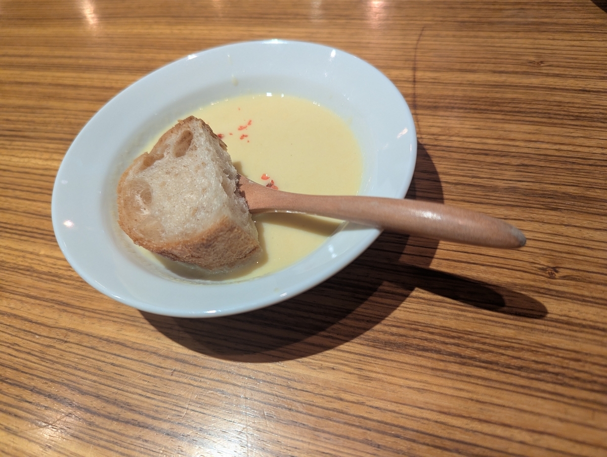 イテルのお通し、温かいコーンポタージュとバゲット