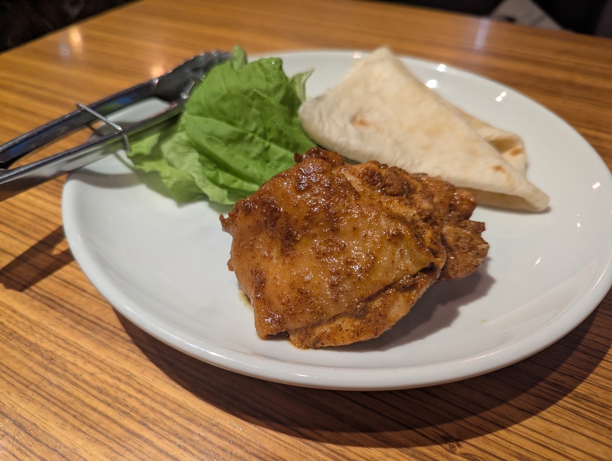 イテルのタンドリーチキン。スパイスをまとった鶏もも肉とトルティーヤ、レタス