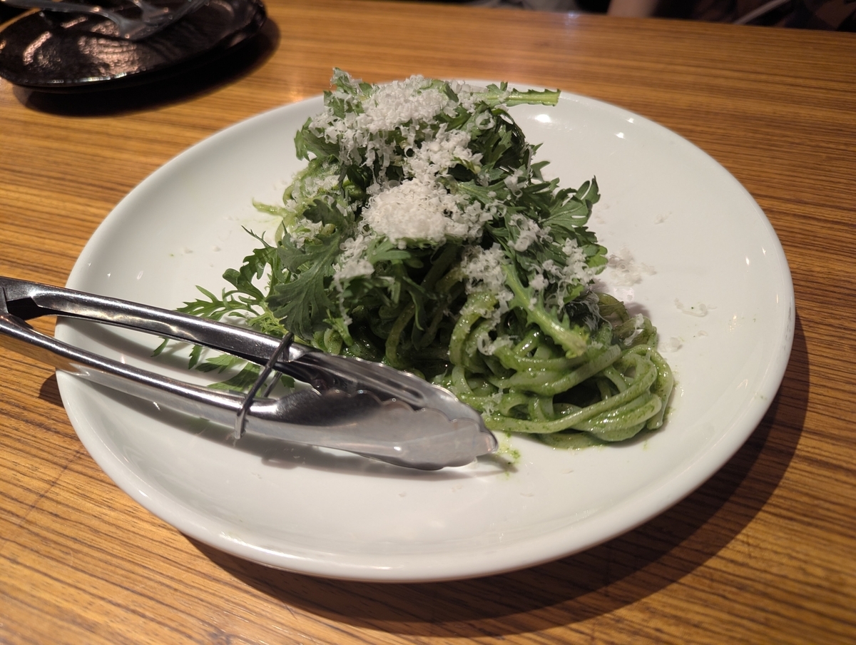 小金井産春菊を使った春菊ジェノベーゼのパスタ。鮮やかな緑にチーズがたっぷり