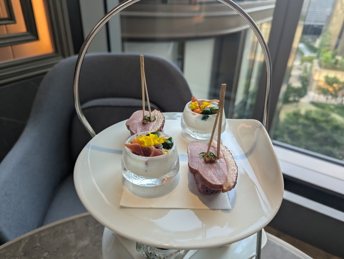 ジャヌ東京 イブニングハイティーの鴨胸肉スモークの炙りと芽キャベツのグリルと生ハムのタルト
