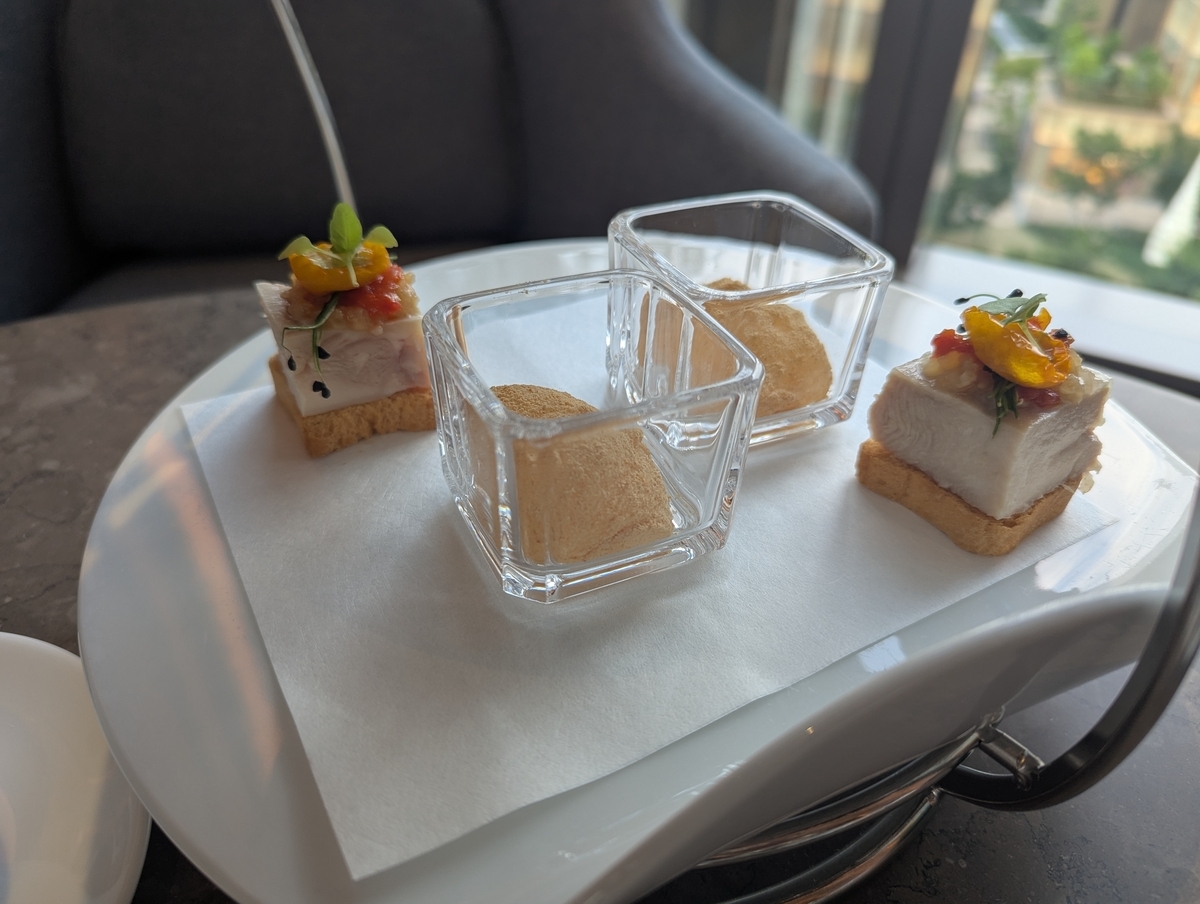 ジャヌ東京 イブニングハイティーのわらび餅と奥州いわいどりとリンゴのチャツネ