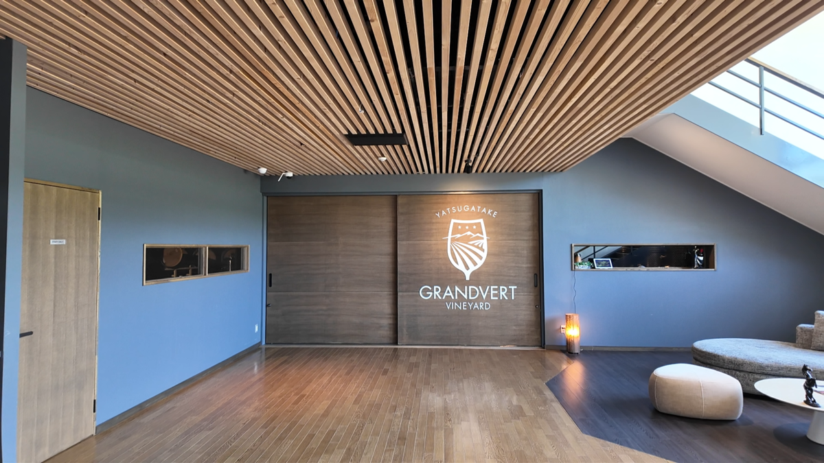 GRANDVERTのロゴが掲げられたショップ・エントランスの空間