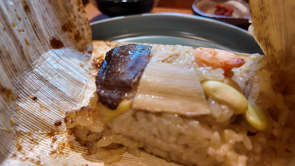 竹の皮を開いたちまき。もっちりしたおこわに海老、椎茸、たけのこ、銀杏、枝豆がのる