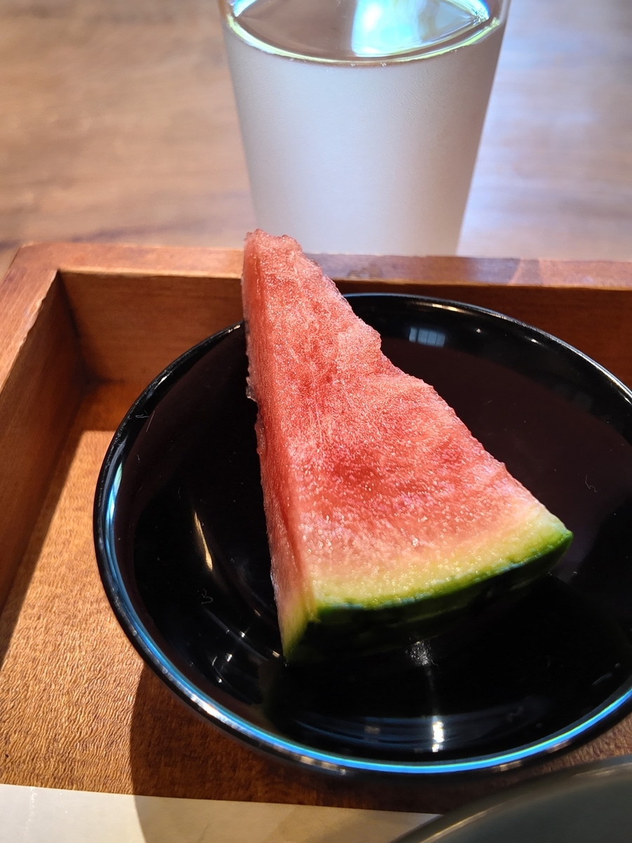 黒い小鉢に盛られたよく冷えたすいか