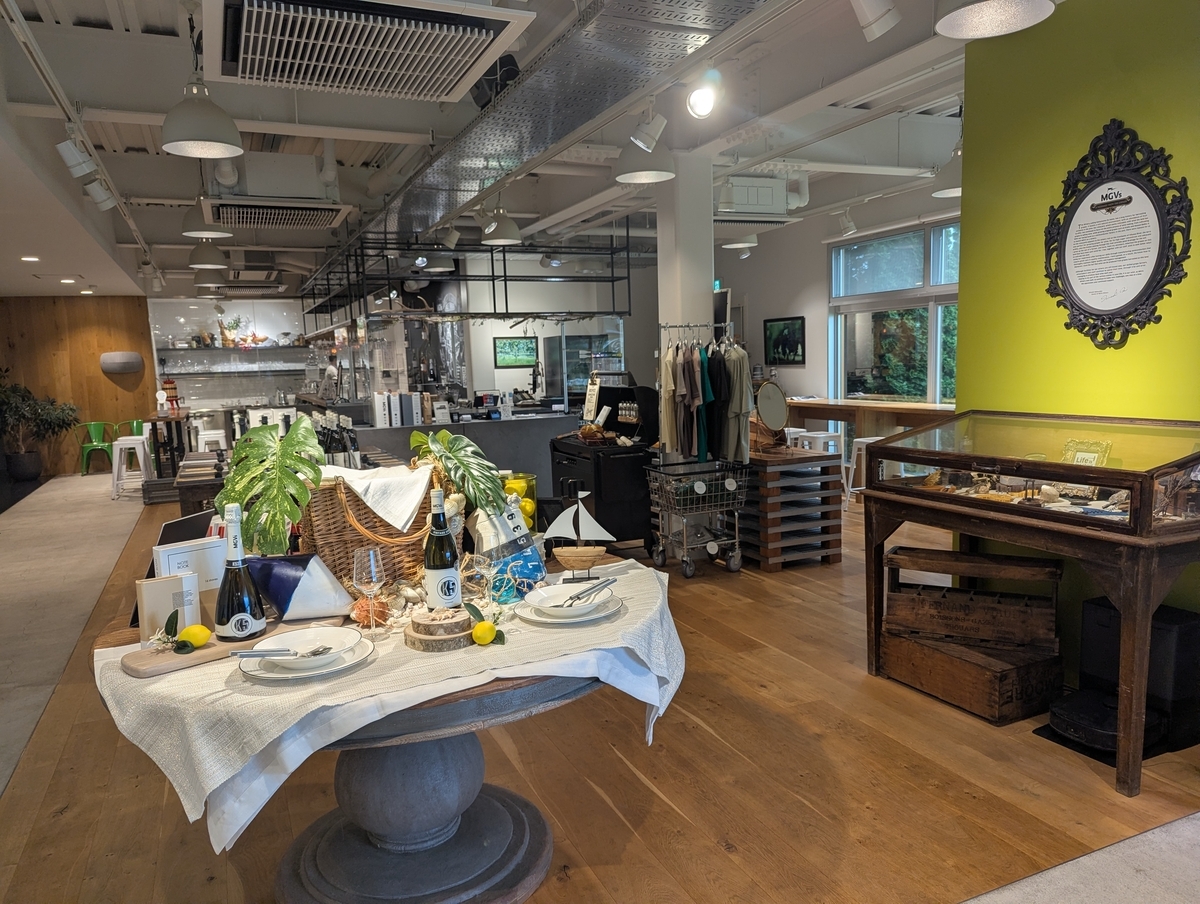 MGVsワイナリーの店内。ワインや雑貨が並ぶショップ