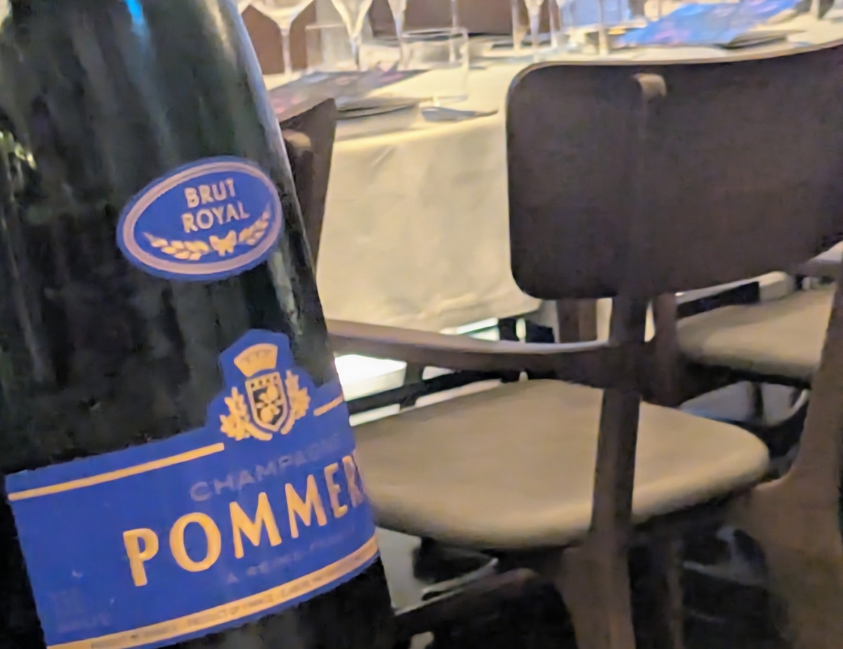 ポメリー ブリュット ロワイヤルのマグナムボトル。青と金のラベル