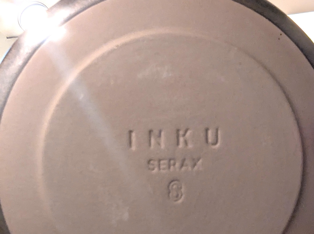 器の裏側のINKU SERAXの刻印のアップ