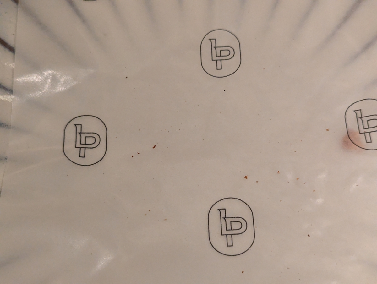 LPロゴがパターン状に印刷されたパンの敷き紙
