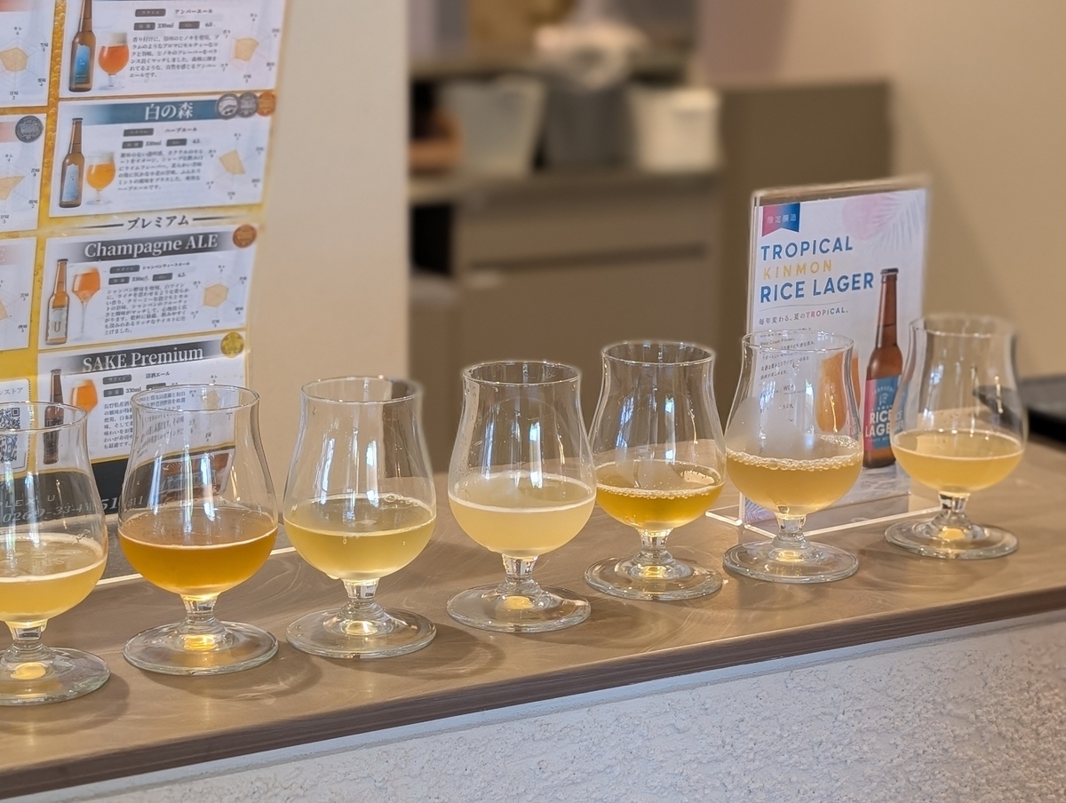 テイスティンググラスに注がれた7種のビールが横一列に並んでいる