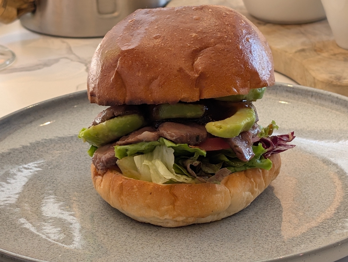 信州牛のローストビーフとアボカドを挟んだバーガー