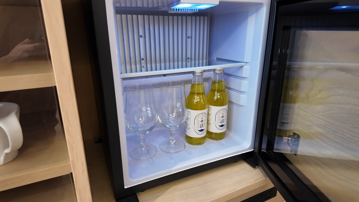 客室の冷蔵庫に瓶入りのドリンクが2本入っている