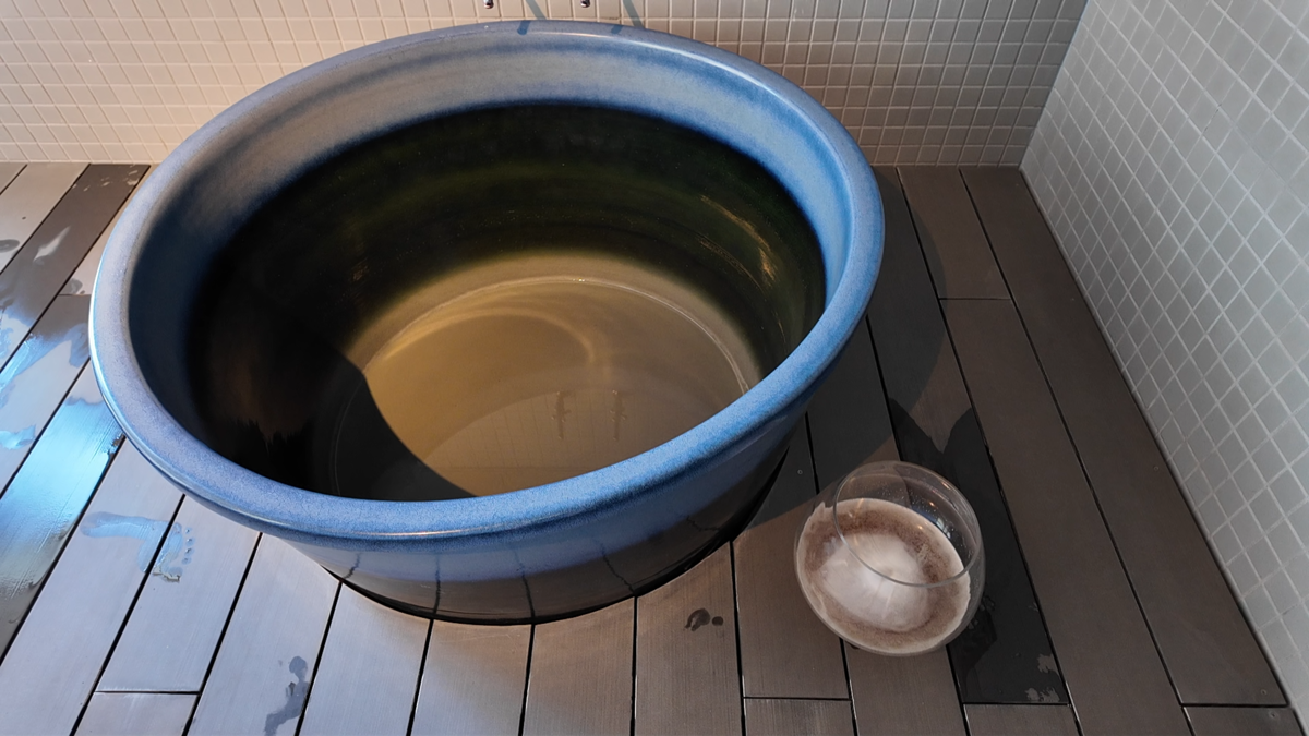 水を張る前の黒い陶器の水風呂