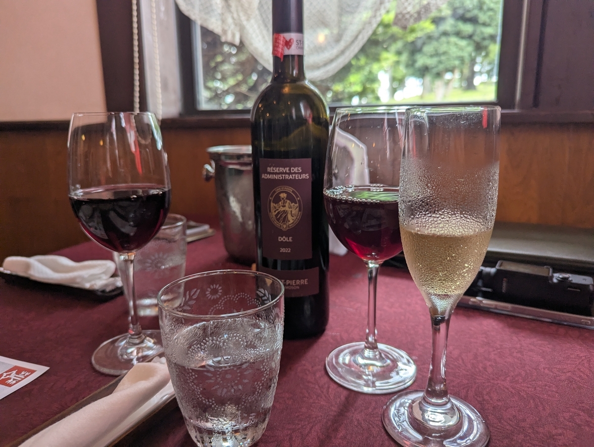 ル・シャレーで頼んだスイス・ヴァレー州の赤ワイン、Cave St-Pierre Réserve des Administrateurs Dôle 2022のボトルと赤ワイン2杯、スパークリング1杯