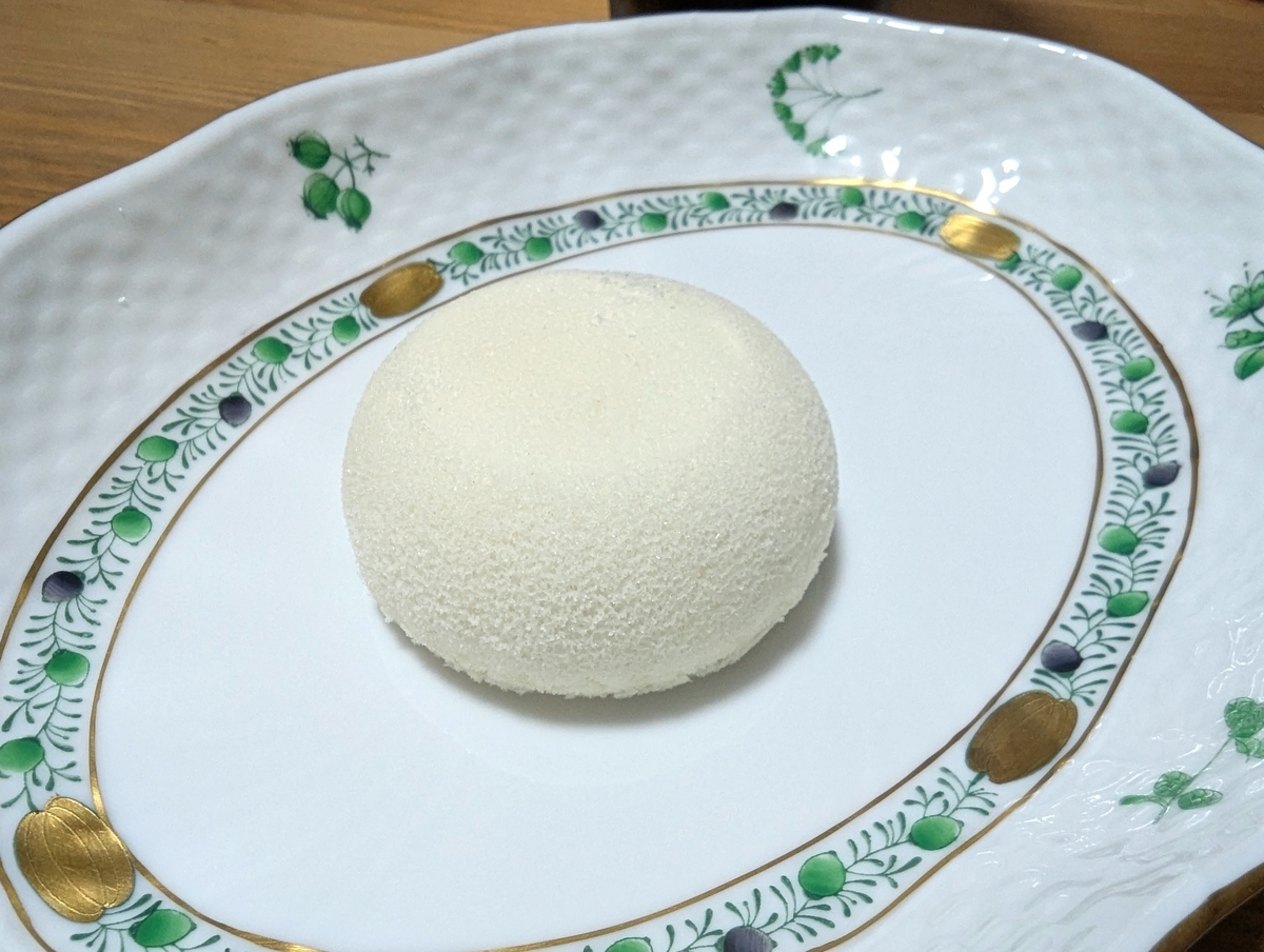 皿にのせた萩の調 煌 ホワイト。表面がきめ細かく真っ白