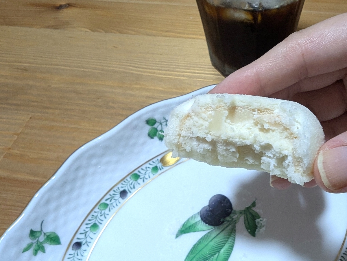 冷凍した萩の調 煌 ホワイトをかじった断面。クリームが締まっている