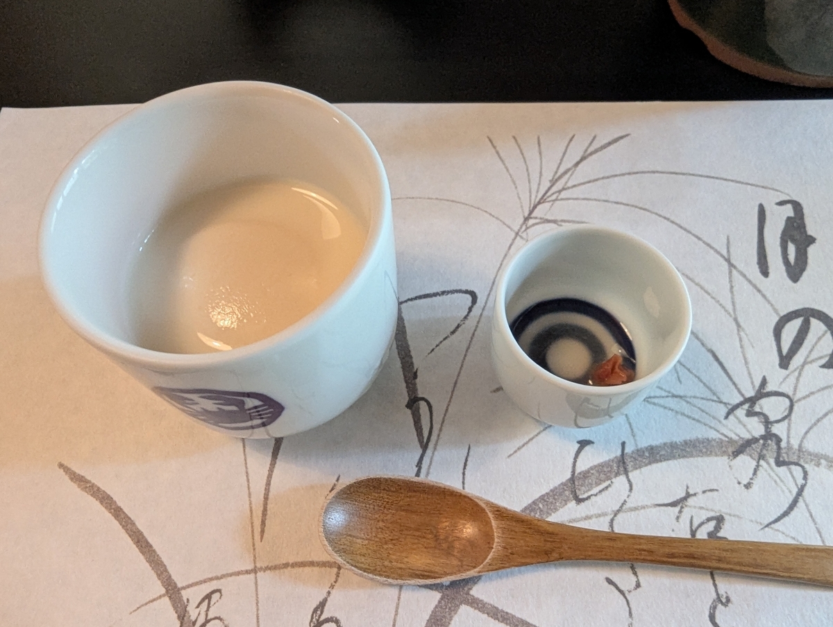 澤乃井ままごと屋の豆乳おぼろ豆腐。白い器に豆腐、小さな器に塩糀のタレと梅干し