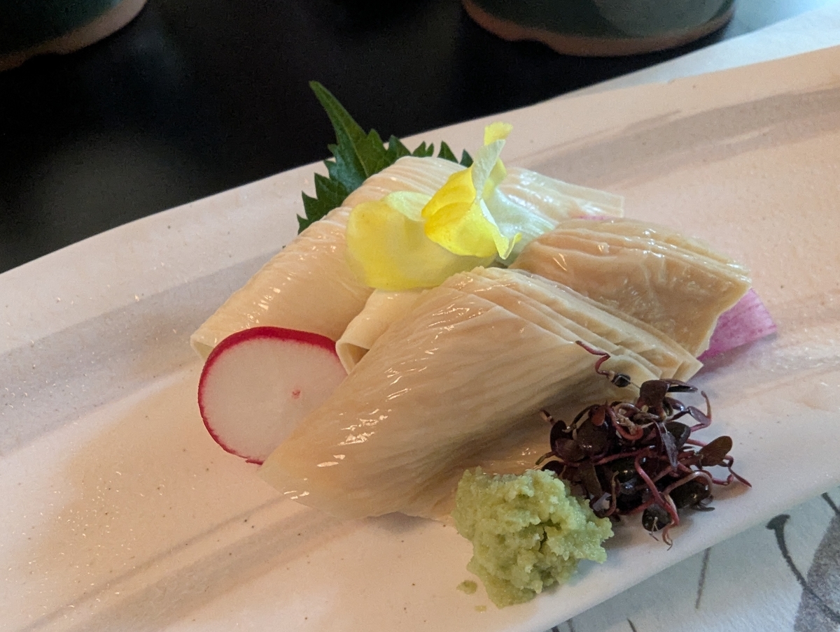 刺身湯葉の寄り。ラディッシュとわさび、紫芽が添えられている