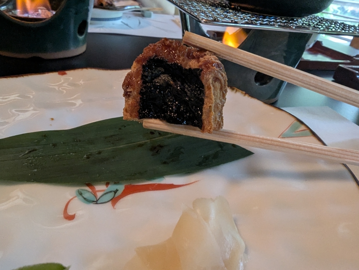 鰻もどきを裏返したところ。裏面に焼き海苔が貼られていて、うなぎの皮のように見える