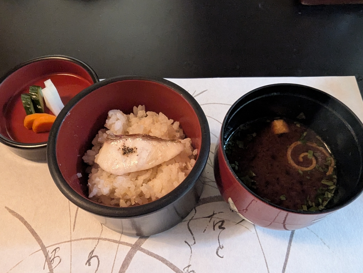 澤乃井ままごと屋の雪花菜飯。おからの炊き込みごはんに白身魚がのり、漬物と赤出しが添えられている
