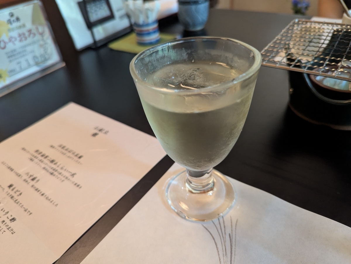 澤乃井のうめ酒をロックで。奥にひやおろしの案内が見える
