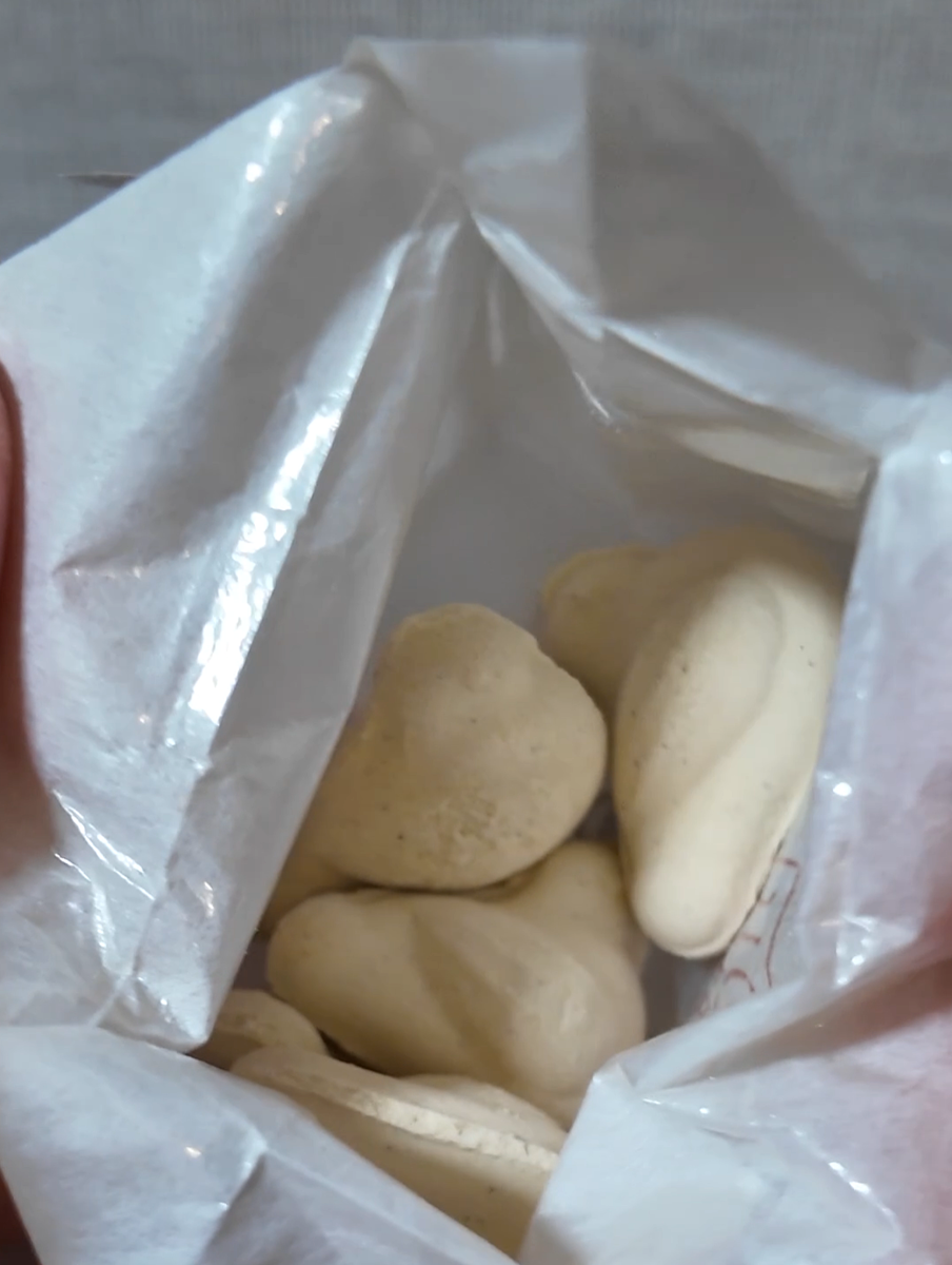 小鳩豆楽の包みを開けたところ 小鳩の干菓子が5羽入っている