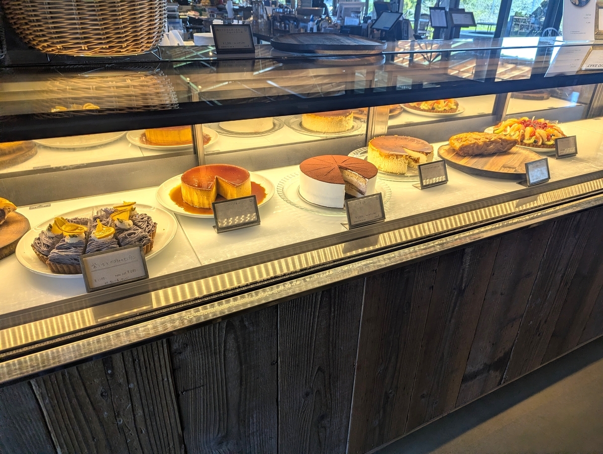 FARM BASELのケーキケースに並ぶPAPER MOONのケーキ