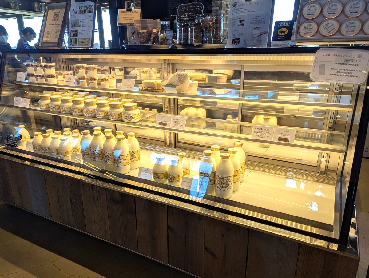 ISONUMA MILK STANDの冷蔵ケースに並ぶジャージーヨーグルトと瓶牛乳