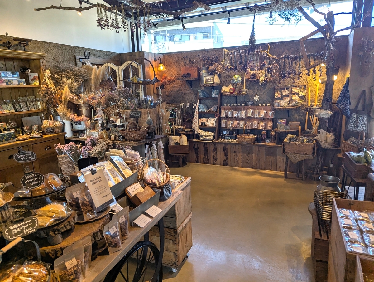 土壁にドライフラワーが吊るされたTOKYO FARM VILLAGEの雑貨売り場