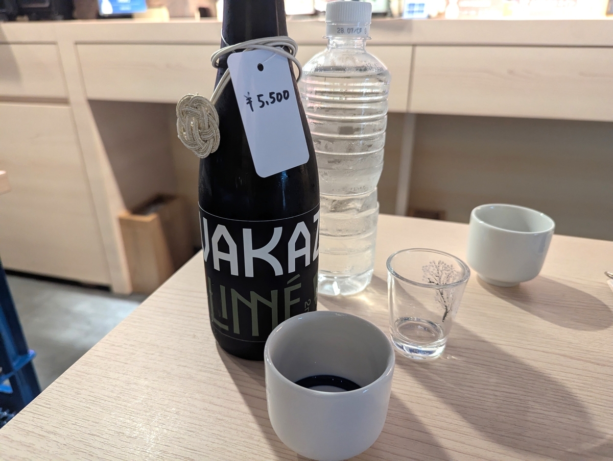 WAKAZE×LINNÉ周年記念酒のボトルとさくら柄のグラス