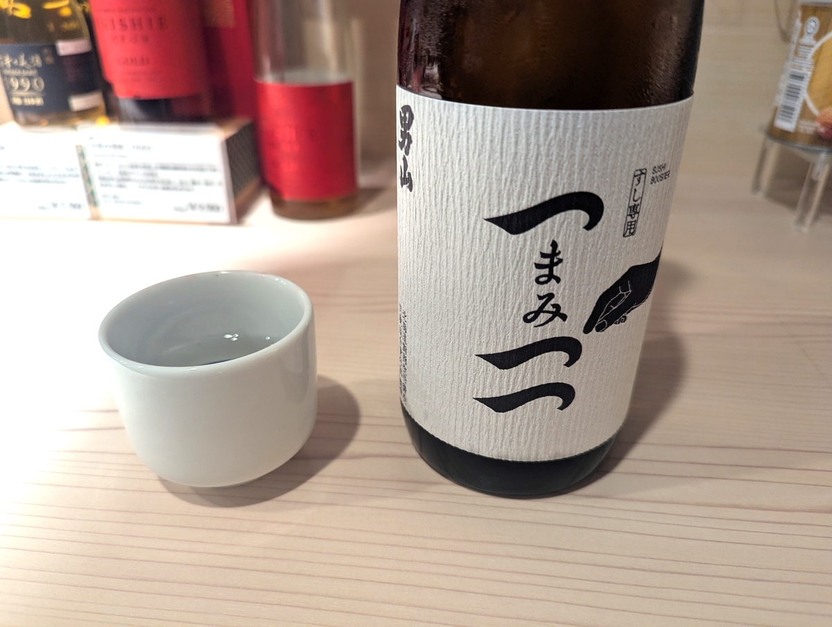 男山つまみつつのボトルと白いお猪口