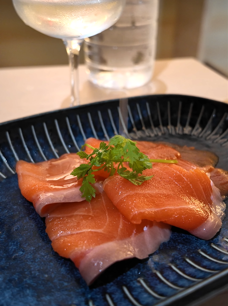 SAKEICE BAR！のスモークサーモン。薄切り4枚とレモン