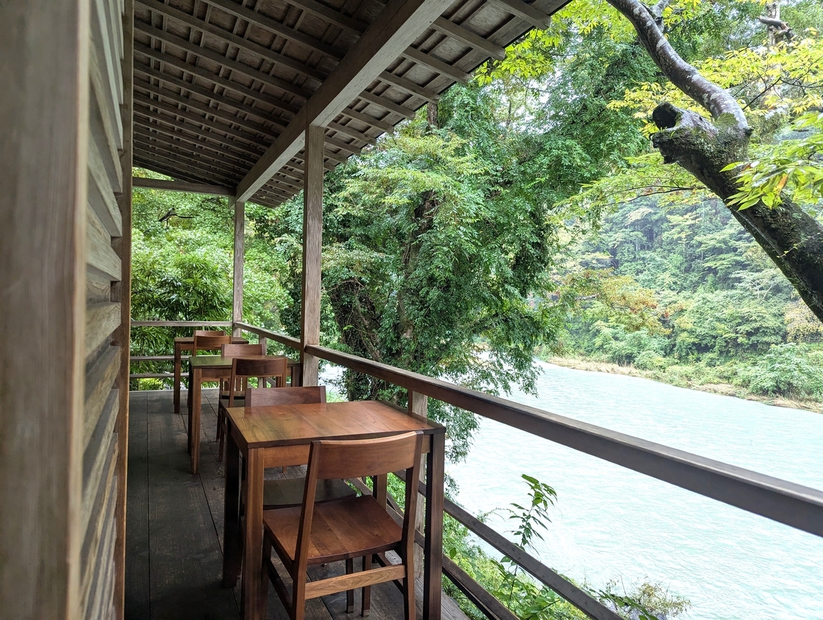 CAFE雫のテラス席から望む多摩川・御岳渓谷