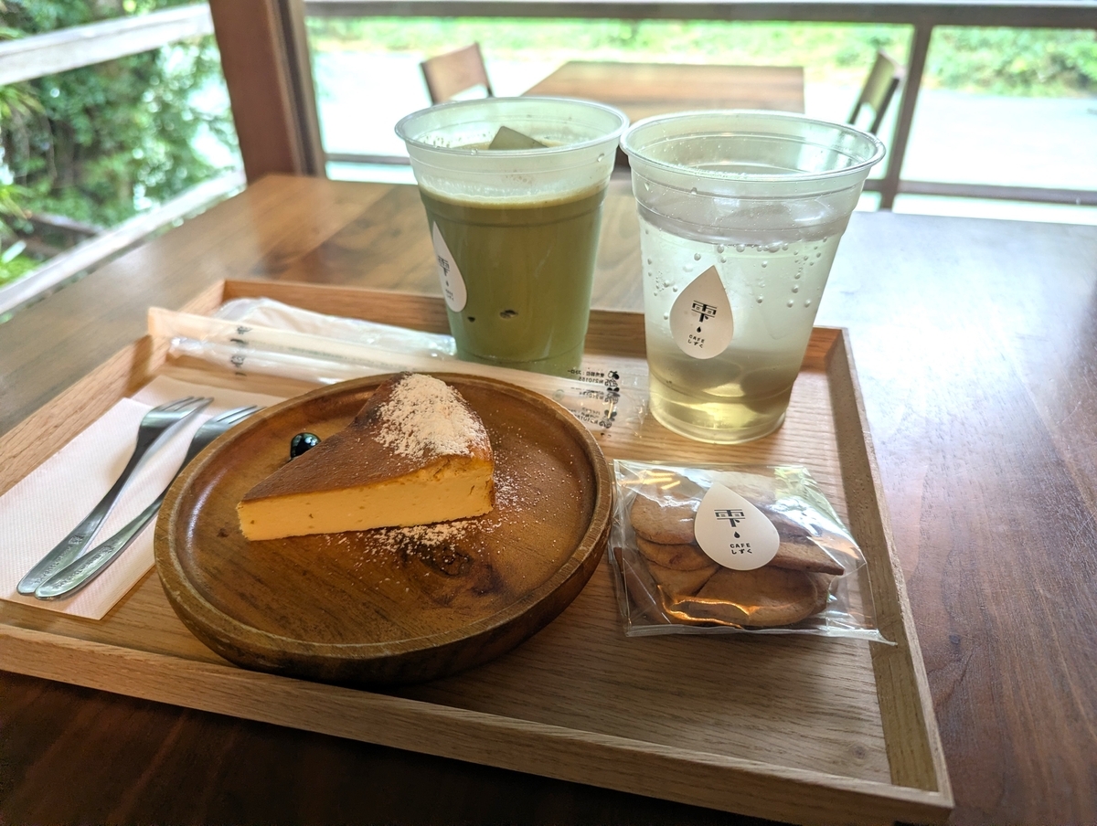 CAFE雫の豆腐チーズケーキ、アイス豆乳抹茶ラテ、特製青梅ソーダ、酒粕クラッカー
