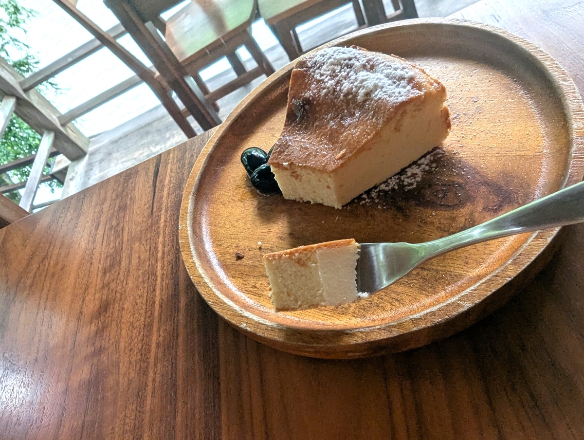 CAFE雫の豆腐チーズケーキ。粉糖と黒豆が添えられている